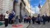 目前在英国流亡的前区议员刘珈汶在英国外交部外演讲，呼吁港人坚持。（美国之音 李伯安）