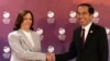 Američka potpredsjednica Kamala Harris se rukuje sa indonežanskim predsjednikom Jokom Widodom na bilateralnom sastanku na marginama samita ASEAN u Jakarti 6. septembra 2023. 