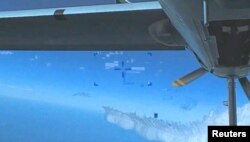 Ruski borbeni avion Suhoj Su-27 ispušta gorivo dok leti ka bespilotnoj letjelici MQ-9 američkog ratnog vazduhoplovstva za obavještajne službe, nadzor i izviđanje, iznad Crnog mora, 14. marta 2023.