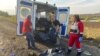 Ілюстративне фото. Волонтери вантажать тіла загиблих біля села Курилівка на Харківщині, жовтень 2022р. REUTERS/Vitalii Hnidyi