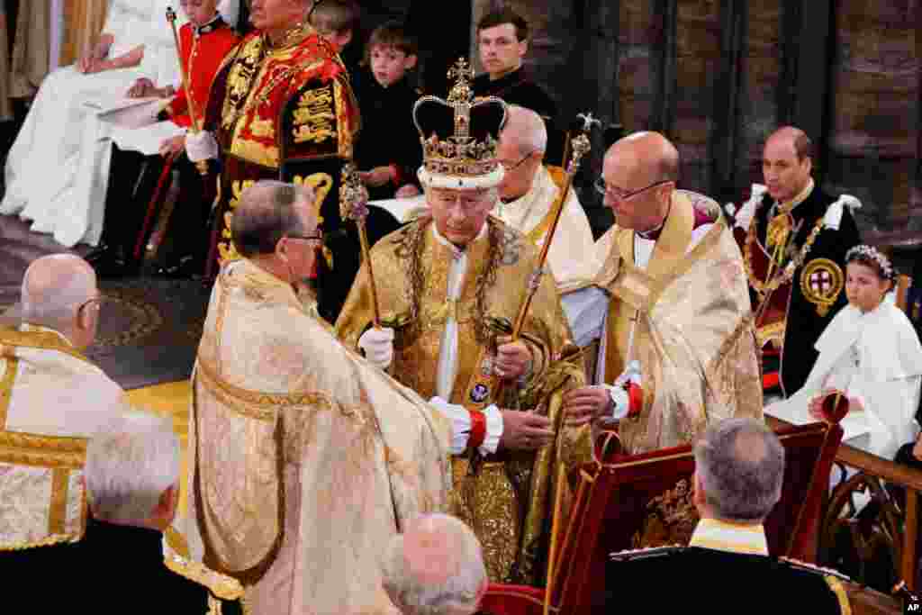 ព្រះ​មហាក្សត្រ Charles​ ទី ៣ របស់​ប្រទេស​អង់គ្លេស​យាង​​ទទួល​មកុដរាជ្យ The St Edward ក្នុង​អំឡុងពេល​នៃ​ពិធី​គ្រងរាជ្យ​សម្បត្តិ​របស់​ព្រះអង្គ​នៅ​ព្រះវិហារ Westminster Abbey ក្នុង​ទីក្រុង​ឡុងដ៍​កាល​ពី​ថ្ងៃ​សៅរ៍ ទី ៦ ខែឧសភា ឆ្នាំ២០២៣។ 