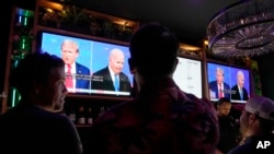 Ljudi u kafiću prate raspravu Trumpa i Bidena, Arizona, 27. juni 2024.