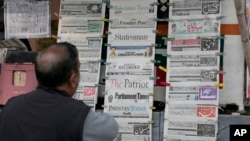 Seorang warga Pakistan memeriksa surat kabar pagi yang meliput halaman depan berita serangan Iran, di sebuah kios di Islamabad, Pakistan, Kamis, 18 Januari 2024. (AP/Anjum Naveed)