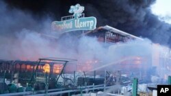Vatrogasci su ugasili požar nakon što su dvije navođene bombe pogodile veliku prodavnicu građevinskog materijala u Harkovu, Ukrajina, 25. maja 2024.