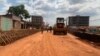Les travaux de réhabilitation en cours sur un tronçon du quartier Emombo à Yaoundé au Cameroun, le 06 avril 2024, (VOA/Emmanuel Jules Ntap) 