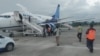 Pesawat maskapai Trigana Air yang ditembaki oleh orang tak dikenal di Bandara Nop Goliat Dekat, Kabupaten Yahukimo, Provinsi Papua Pegunungan, Sabtu, 11 Maret 2023. (Courtesy: Polda Papua)