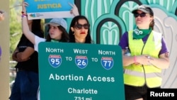 Pristalica prava na abortus vode kampanju protiv zabrane abortusa poslije šeste nedelje u Orlandu na Floridi, 13. aprila 2024. (Foto: Rojters /Octavio Jones)