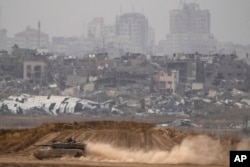 Tentara Israel bergerak di atas tank dekat perbatasan Israel-Gaza, terlihat dari Israel selatan, Kamis, 25 April 2024. (AP/Leo Correa)