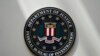 Logo Biro Investigasi Federal AS (FBI) terpampang di kantornya di Omaha, Nebraska, pada 10 Agustus 2022. (Foto: AP/Charlie Neibergall)