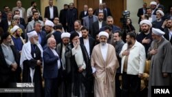از راست به چپ نفر دوم، اسامه حمدان ملبس با کورتی سفید، نماینده حماس در لبنان است که در اوایل ماه اکتوبر جهت اشتراک در کنفرانس وحدت اسلامی به تهران، پایتخت ایران، اشتراک کرد
