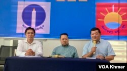 ថ្នាក់ដឹកនាំគណបក្សភ្លើងទៀន និងគណបក្សឆន្ទៈខ្មែរ លោក លី សុធារ៉ាយុត្តិ (ឆ្វេង) លោក ទា វណ្ណុល (កណ្តាល) និងលោក គង់ មុនីកា (ស្តាំ) ថ្លែងនៅក្នុងសិទ្នសីទសារព័ត៌មានមួយ នៅស្នាក់ការគណបក្សឆន្ទៈខ្មែរ ភ្នំពេញ នាថ្ងៃទី១០ ខែមិថុនា ឆ្នាំ២០២៤។ (លាស់ លីបលីប/វីអូអេ)
