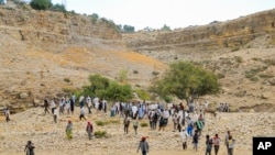 በሰሜን ኢትዮጵያ፣ ትግራይ ክልል፣ ማይ መቅደን አካባቢ የሚኖሩ ገበሬዎች እና የመንደሩ ነዋሪዎች፣ በሁለት ወንድማማቾች መካከል የተፈጠረውን ውዝግብ አሸማግለው ሲመለሱ - የካቲት 27፣ 2024 (ፎቶ፡ ተስፋለም ግርማይ አሰፋ)