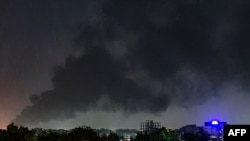  দু জন বৈরি সুদানি জেনারেলের লড়াইয়ে অব্যাহত সহিংসতায় খার্তুমরে ভবনগুলোর উপরে ধোঁয়ার কুন্ডুলি দেখা যাচ্ছে। ১৯ মে ২০২৩। 