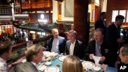 Državni tajnik Antony Blinken večera u restoranu Nanxiang Steamed Bun u Yu Gardens u Šangaju, Kina, 24. travnja,