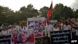 រូបឯកសារ៖ សកម្មជនមីយ៉ាន់ម៉ាតវ៉ាប្រឆាំងក្រុមហ៊ុន Wanbao Mining នៅស្ថានទូតចិនក្នុងទីក្រុង​រ៉ង់ហ្គូន ថ្ងៃទី២៩ ខែវិច្ឆិកា ឆ្នាំ២៩១៣។ ភាពតានតឹងទាក់ទងនឹងក្រុមហ៊ុនផ្ទុះឡើងនៅថ្ងៃទី១៤ ខែសីហា ឆ្នាំ២០២៣ ពេលទាហានភូមាការពារអណ្តូងរ៉ែ Wanbao នៅទីក្រុង Sarlingyi Township បានបាញ់ទៅលើជនស៊ីវិល។
