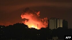 Api dan asap membubung di atas gedung-gedung di Kota Gaza selama serangan udara Israel, pada 13 Oktober 2023, saat pertempuran sengit antara Israel dan Hamas. (Foto: AFP)