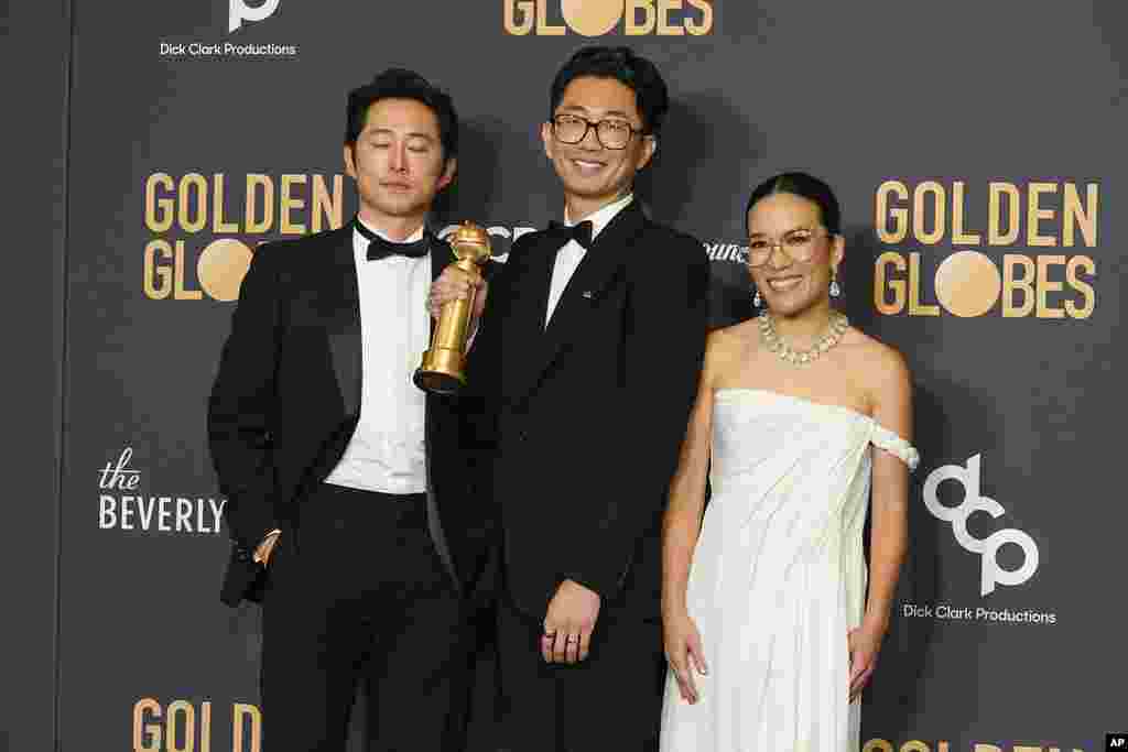 Stiv Jeun, Li Sung Džin i Ali Vong sa Zlatnim globusom osvojenim za seriju &quot;Beef&quot; (Foto: AP/Chris Pizzello)
