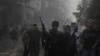 Вооружени напаѓачи пукаат за време на погребот на тројцата Палестинци убиени од израелски воздушен напад во окупираниот бегалски камп на Западен Брег, 22 август 2024 година