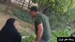 تصویری از درگیری یک مرد با زن محجبه‌ای که به حجاب زن دیگری اعتراض داشت.