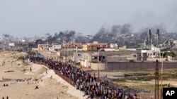 Palestinezët duke pritur kamionët e ndihmave në Rripin e Gazës (19 maj 2024)