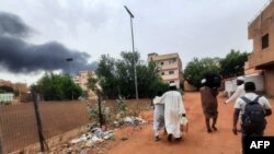 Dim se diže iznad zgrada dok ljudi bježe, u Kartumu, Sudan, 10. juna 2023.