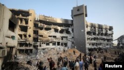 Penampakan luar gedung Rumah Sakit Al Shifa setelah pasukan Israel menarik diri dari rumah sakit dan area di sekitarnya menyusul operasi dua minggu di Kota Gaza, 1 April 2024.
