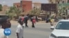 Des milliers de civils fuient sous les bombes à Khartoum