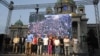 Obraćanje organizatora protesta "Srbija protiv nasilja" na skupu ispred Skupštine Srbije (foto: FoNet)