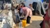 FILE - UNICEF mengatakan anak-anak di Rafah, Gaza hanya memiliki akses ke 10 persen air bersih yang mereka butuhkan untuk tetap sehat, 2 Maret 2024.