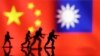 Miniatur tentara terlihat di depan bendera China dan Taiwan dalam sebuah ilustrasi yang diambil, 11 April 2023. (Foto: REUTERS/Dado Ruvic)