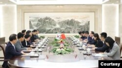 최영삼(왼쪽 가운데) 한국 외교부 차관보와 쑨웨이둥(오른쪽 가운데) 중국 외교부 부부장이 4일 베이징 시내 중국 외교부 청사에서 회동하고 있다. (한국 외교부 제공)