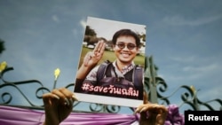 រូបឯកសារ៖ សកម្មជនថៃកាន់រូបថតលោក Wanchalearm Satsaksit ដែលបានបាត់ខ្លួននៅប្រទេសកម្ពុជា ក្នុងអំឡុងការប្រមូលផ្តុំគ្នាមួយ នៅទីក្រុងបាងកក ប្រទេសថៃ កាលពីថ្ងៃទី១២ ខែមិថុនា ឆ្នាំ២០២០។