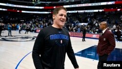 Mark Cuban, propriétaire de Dallas, quitte le terrain après la défaite des Mavericks contre Chicago, USA, le 7 avril 2023.