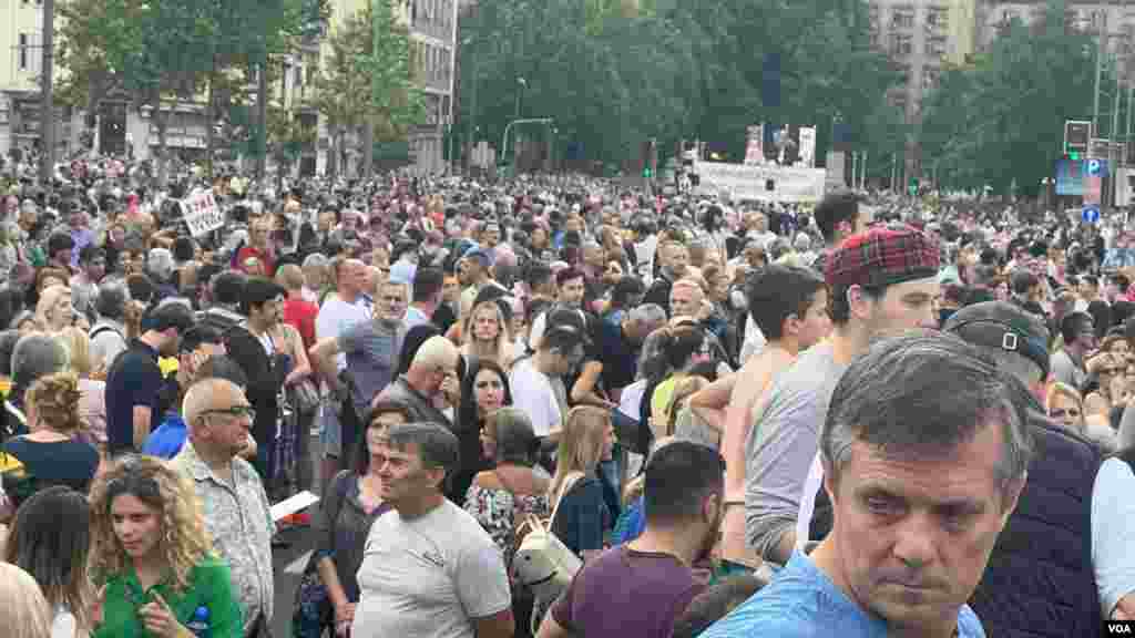 Osmi skup &quot;Srbija protiv nasilja&quot; ispred Skupštine Srbije, 24. juna 2023. (Foto: VOA/Rade Ranković)