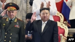 김정은 북한 국무위워장과 세르게이 쇼이구 러시아 국방장관이 나란히 지난 7월 27일 밤 평양에서 열린 열병식을 참관하고 있다. (자료사진) AFP PHOTO/KCNA VIA KNS.