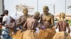Démonstration culturelle et culturelle devant le temple des pythons en face de la cathédrale de Ouidah, au Bénin, le 8 janvier 2024. (VOA/Ginette Fleure Adandé)