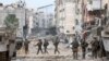 Pasukan Israel berpatroli di dekat area Rumah Sakit Al Shifa di Kota Gaza, pada 22 November 2023. (Foto: Reuters/Ronen Zvulun)