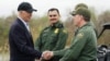 Presiden AS Joe Biden menyapa anggota patroli perbatasan di perbatasan AS-Meksiko dalam kunjungannya ke Brownsville, Texas, pada 29 Februari 2024. (Foto: Reuters/Kevin Lamarque)