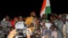 ফ্রাঙ্কো-বেনিনের রাশিয়াপন্থী কর্মী কেমি সেবা ২৮ সেপ্টেম্বর নিজারের নিয়ামিতে এক সমাবেশে ফরাসি সেনা প্রত্যাহারের আহ্বান জানিয়ে নিজারের জান্তার সমর্থকদের সাথে কথা বলেছেন।