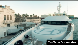 Skrinšot iz video istrage Alekseja Navalnog koji pokazuje jaktu "Sea & Us" u luci u Barceloni. (Jutjub stranica NavalnyRu)