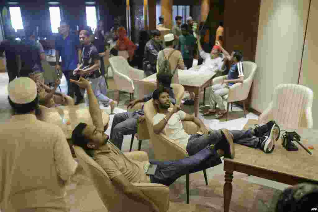Anti-government protesters gather inside Prime Minister Sheikh Hasina&#39;s palace in Dhaka, Aug. 5, 2024.