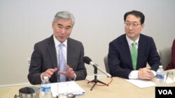 성 김(왼쪽) 미 국무부 대북특별대표와 김건 한국 외교부 한반도평화교섭본부장 (자료사진)