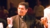 FILE - Uskup Carlos Ximenes Belo pada Pertemuan Katolik Nasional di Kampus UCLA, Los Angeles, 17 Juli 1999.