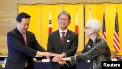 웬디 셔먼(오른쪽) 미 국무부 부장관과 조현동(왼쪽) 한국 외교부 1차관, 모리 다케오 일본 외무성 사무차관이 26일 도쿄에서 만나 손을 맞잡고 있다. 