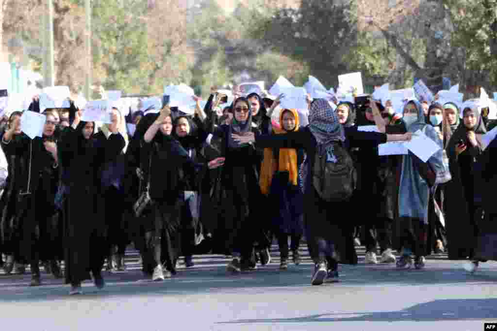 دختران در افغانستان پس از تسلط دوباره&zwnj; طالبان از دسترسی به آموزش درمقطع متوسطه ولیسه ممنوع شدند