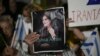 Aksi protes atas kematian Mahsa Amini, seorang wanita yang meninggal saat dalam tahanan polisi di Iran, saat demonstrasi di Tel Aviv, Sabtu, 29 Oktober 2022. (AP Photo/Ariel Schalit)
