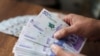 Un empleado cuenta pesos colombianos en una casa de cambio en Bogotá, Colombia, 11 de julio de 2022. REUTERS/Luisa González