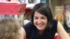 Senator Becca Balint asal Vermont, yang akan bertarung memperebutkan kursi kosong di DPR AS mewakili Vermont, berbicara dengan warga di Colchester, Vermont, pada 24 Juli 2022. (Foto: AP/Wilson Ring)