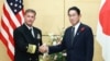 기시다 후미오 일본 총리(오른쪽)가 4일 도쿄 집무실에서 존 아퀼리노 미국 인도태평양사령관을 만나 북한의 탄도미사일 발사 대응 방안을 논의했다. 