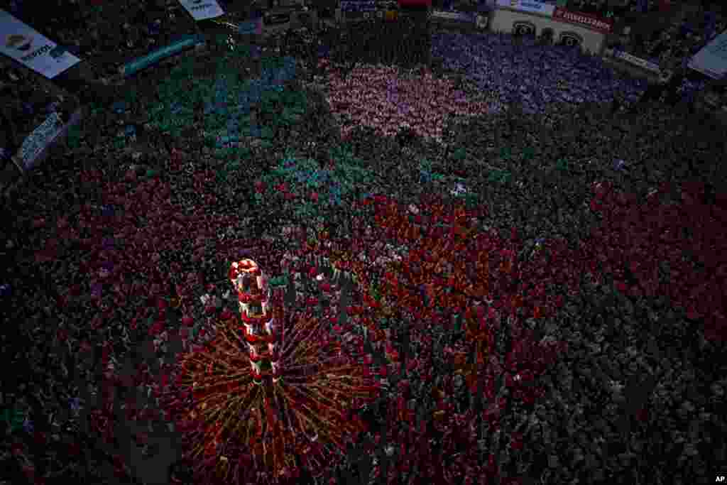 សមាជិក​ក្រុម &laquo;Jove de Xiquets de Valls&raquo; ឈរ​ផ្គុំ​ខ្លួន​ជា​ &laquo;ប៉ម​មនុស្ស&raquo; អំឡុងពេល​ការ​ប្រកួតប្រជែង​បង្គុំ​ខ្លួន​ជា​ប៉ម​មនុស្ស​លើក​ទី ២៨​ នៅ​ក្រុង Tarragona ប្រទេស​អេស្ប៉ាញ។
